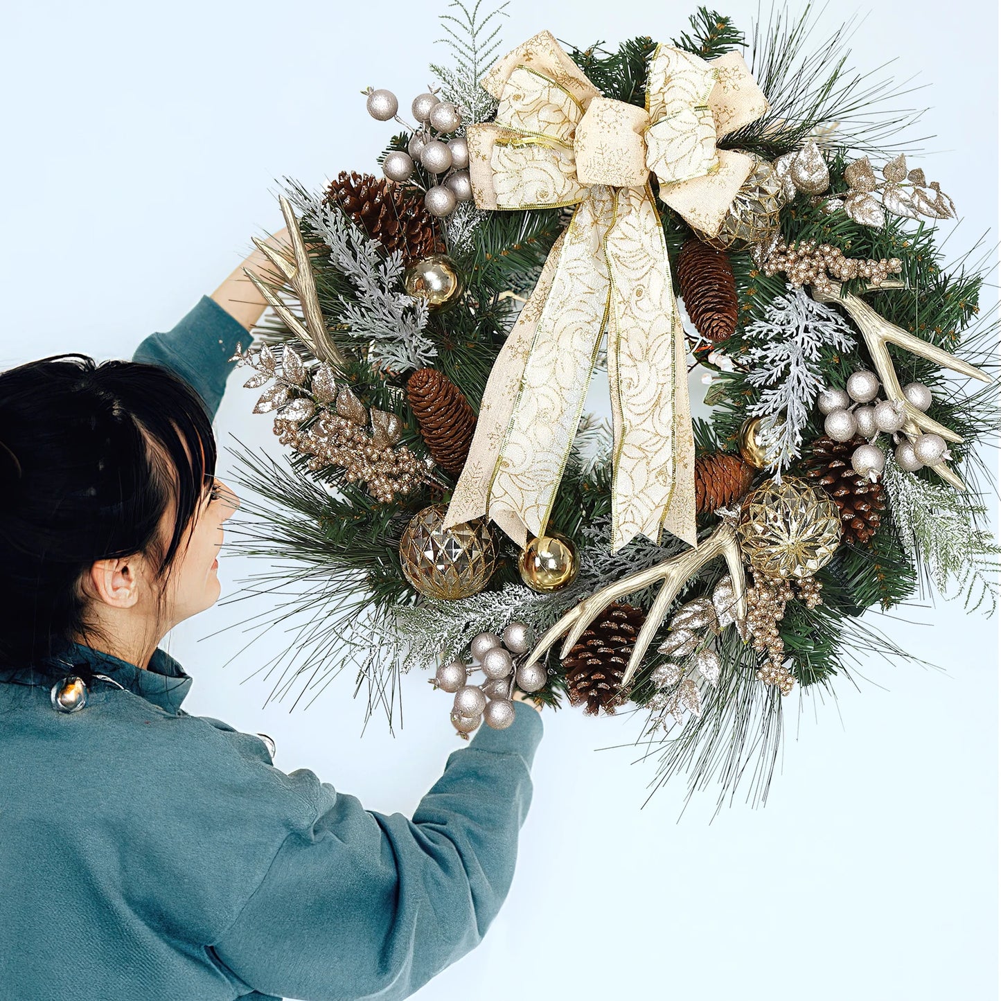 24 Inch Pre-Lit Traditional Wreath