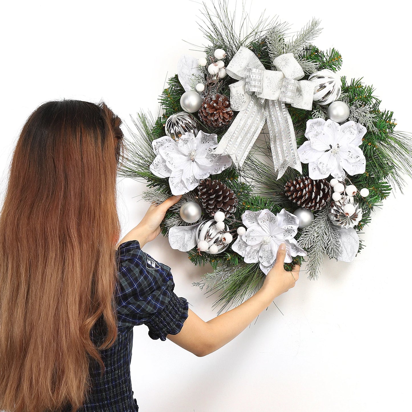 24 Inch Pre-Lit Traditional Wreath